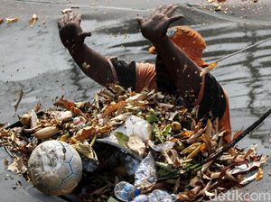 PPSU Bersihkan Sampah Menumpuk di Waring Kali Item