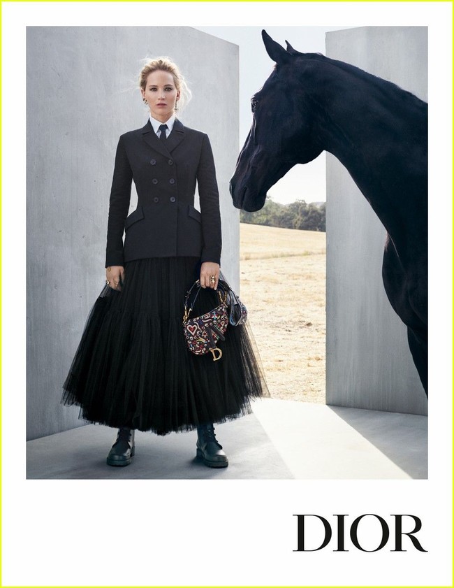 Dalam sebuah adegan, aktris pemenang Oscar ini berpose dengan seekor kuda hitam. (Foto: Dok. Dior)