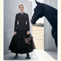 Dalam sebuah adegan, aktris pemenang Oscar ini berpose dengan seekor kuda hitam. (Foto: Dok. Dior)