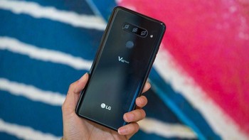 LG V40 ThinQ memiliki susunan 3 kamera unik di belakang yang horisontal. Total, ponsel ini membawa 5 kamera. Foto: Josh Miller/CNET