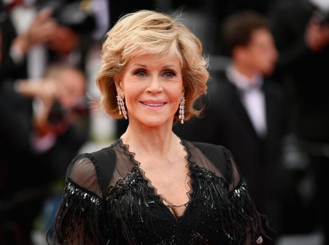 Pada 2010, aktris lawas Jane Fonda menulis dalam blognya bahwa dia sempat melakukan operasi plastik. Aku baru saja memperbaiki dagu dan leherku. Kantung mataku juga dihilangkan. Jadi, akan lebih baik jika rambutku dipotong supaya orang lain berpikir rambut baru yang membuat penampilanku berbeda, tulis aktris 80 tahun itu. (Foto: Getty Images)