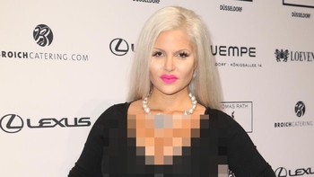 Perempuan asal Jerman ini viral karena sudah menjalani sejumlah operasi plastik ekstrem termasuk pembesaran payudara dan mengecilkan pinggul. (Foto: Mathis Wienand/Getty Images for Platform Fashion)