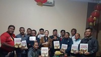 Luncurkan buku Paradoks Indonesia, Prabowo dibantu Rahayu untuk mempromosikan buku-buku ini lewat acara makan malam yang akrab dan sederhana. Foto: Instagram @rahayusaraswati