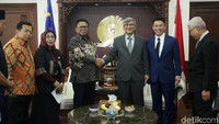Ketua DPD Oesman Sapta Odang didampingi wakilnya Ahmad Muqwan dan Darmayanti Lubis menerima Ketua Parlemen Malaysia Dato Mohammad Ariff.