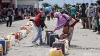 Warga memenuhi SPBU di Jalan Tondo, Palu, Sulawesi Tengah.