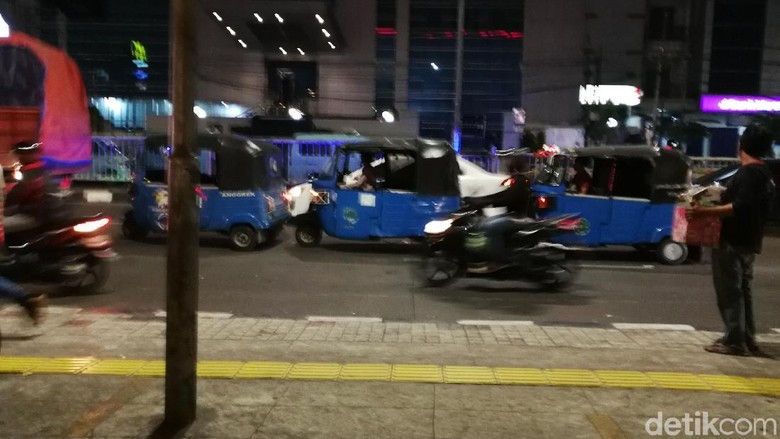 Bajaj Ngetem di Tengah Jalan Samping Mal Arion Bikin Macet! Bajaj Ngetem di Tengah Jalan Samping Mal Arion Bikin Macet!