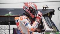 Apakah Marc Marquez tengah bersiap adu kebut dengan tuk-tuk? (Mirco Lazzari gp/Getty Images)