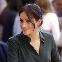 Rok pensil ia padukan dengan kemeja sutera warna senada dari brand & OtherStories. Kemeja tersebut cukup terjangkau, seharga Rp 1,3 juta. Foto: Getty Images