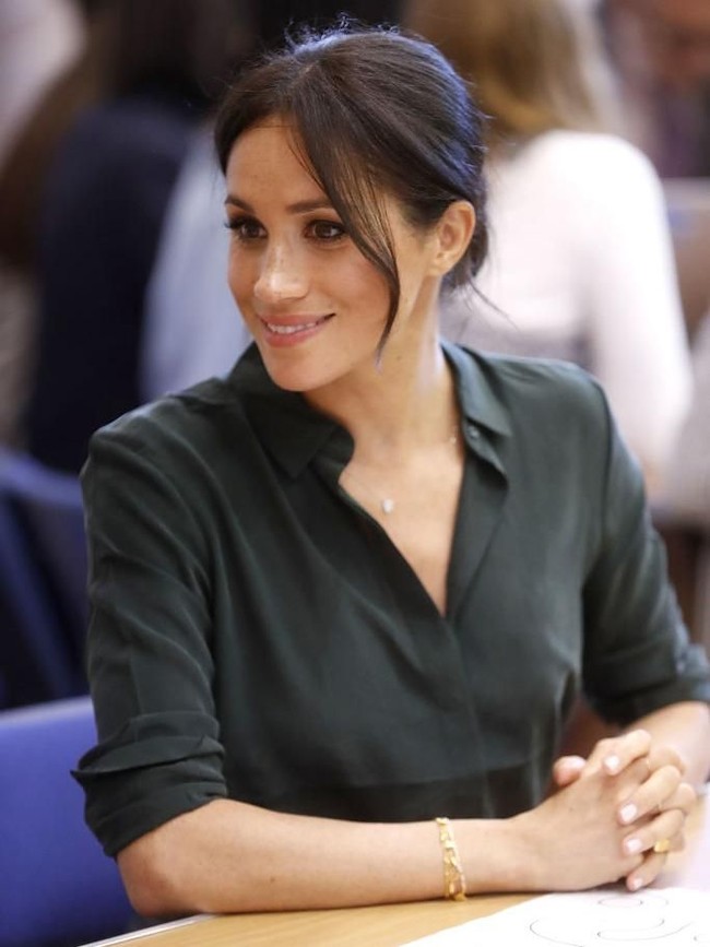 Rok pensil ia padukan dengan kemeja sutera warna senada dari brand & OtherStories. Kemeja tersebut cukup terjangkau, seharga Rp 1,3 juta. Foto: Getty Images