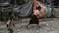 Beberapa anak mengisi waktu dengan bermain di lokasi pengungsian.