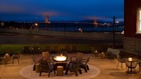  Beberapa hal dapat traveler lakukan di sana, yakni jalan-jalan santai atau bersepeda jika mengunjungi San Francisco Bay Area dan Crissy Field. Anda bisa juga naik feri melintasi selat yang dioperasikan oleh Golden Gate Bridge hingga menginap di The Presidio (Paul Dyer/CNN Travel)