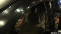Foto: Polisi membawa Ratna meninggalkan Bandara Soekarno-Hatta. (Arief-detikcom)