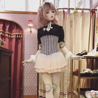 Hitomi membuat Lulu sesuai ukuran tubuh manusia. Dia merancang kostum boneka dari kepala hingga ujung kaki, mulai dari wig, topeng, sarung tangan dan stocking dengan gambar yang sangat mirip persendian boneka. Foto: Instagram luluidoll.