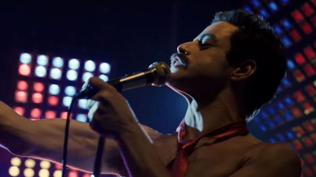 Rami Malek sebagai Freddie Mercury.