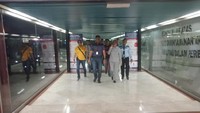 Ratna Sarumpaet diamankan tim Polda Metro Jaya di Bandara Soekarno-Hatta sesaat sebelum terbang ke Chile. Ratna sedianya terbang ke Chile sebelum jam 21.00 WIB (dok. Istimewa).