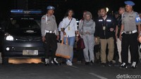 Polisi menduga ia berminat akan melarikan diri usai dirinya mengakui kebohongan kasus penganiayaan yang telah menjadi konsumsi publik. Kini ia sudah tiba di Mapolda Metro Jaya untuk menjalani pemeriksaan lebih lanjut. 