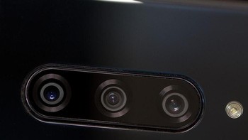 LG turut menyematkan kamera tele 2x zoom berukuran 12 MP dengan aperture f/2.4. Satu lagi kamera ultra wide angle 107 derajat berukuran 16 MP.  Foto: Josh Miller/CNET