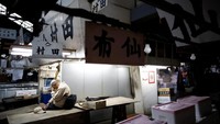 Suasana sedih dan terpaksa sedang menyelubungi ratusan pedagang ikan di Pasar Ikan Tsukiji, Tokyo, Jepang. (Issei Kato/Reuters)