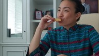 Disela-sela kesibukannya menjadi seorang ibu, dan politisi. Rahayu tetap hobi ngemil. Kali ini dia memilih samosa sebagai camilannya yang gurih enak. Foto: Instagram @rahayusaraswati