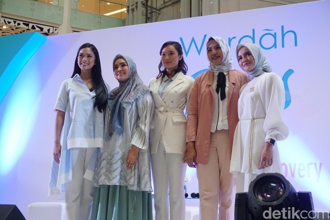 Tatjana Saphira tampil cantik dengan busana nuansa putih ketika bicara tentang pengalamannya sebagai brand ambassador di acara Wardah Days 2018. Foto: Alissa Safera/Wolipop
