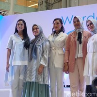 Tatjana Saphira tampil cantik dengan busana nuansa putih ketika bicara tentang pengalamannya sebagai brand ambassador di acara Wardah Days 2018. Foto: Alissa Safera/Wolipop