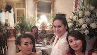 Politisi berusia 32 tahun ini, selalu tampil cantik dalam berbagai kesempatan. Salah satunya ketika menghadiri acara jamuan makan malam bersama teman-temannya. Foto: Instagram @rahayusaraswati