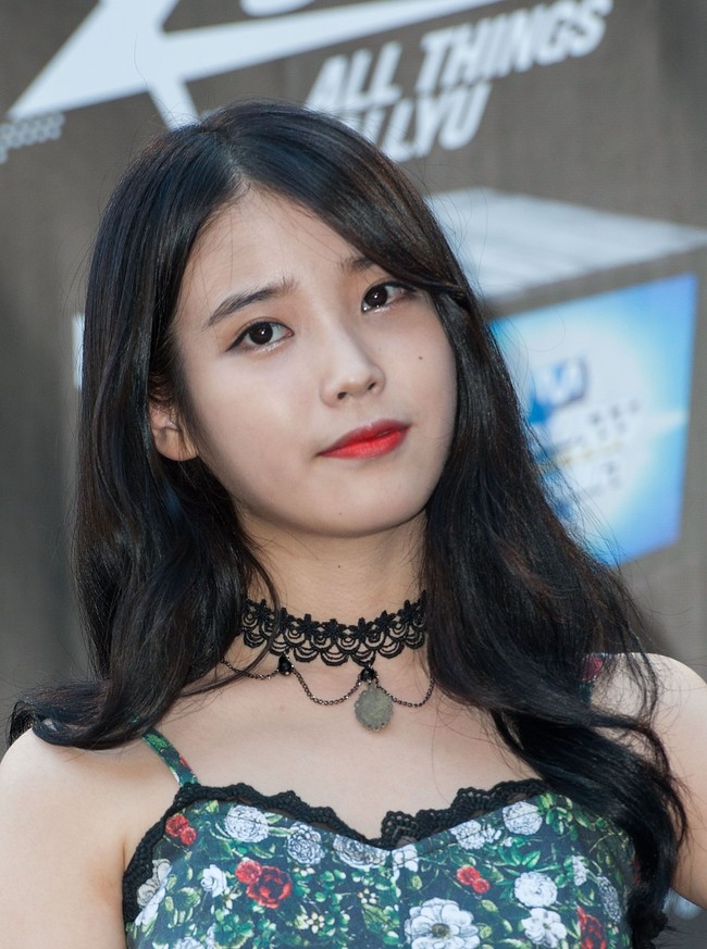 Inilah Lee Ji Eun, atau lebih dikenal dengan nama panggung IU, salah satu penyanyi terpopuler di Korea Selatan. Bintang popularitas IU bahkan kini bisa dibilang berada di puncaknya. Selain sukses dengan lagu-lagu hits seperti Boo dan Marshmallow, artis 25 tahun ini juga membintangi banyak judul serial populer seperti The Producers, Moon Lovers: Scarlet Heart Ryeo dan Pretty Man’. Foto: Getty Images