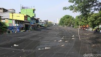 Luasnya area yang ditutupi waring dan sampah yang terus menumpuk menjadi pekerjaan berat bagi petugas PPSU.