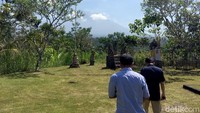 Saat ini Gunung Agung masih berstatus siaga (level III). Masyarakat diminta tak melakukan pendakian ataupun aktivitas dalam radius 4 km dari kawah puncak Gunung Agung.