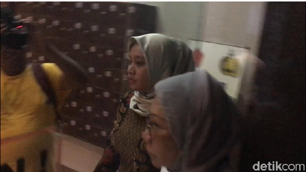 Ratna Sarumpaet dibawa ke ruang pemeriksaan di Polda Metro Jaya, Jumat (5/10/2018)