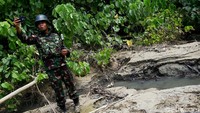 Salah satu anggota TNI terlihat asyik selfie saat tiba di mata air panas (Muhammad Ridho Suhandi/detikTravel)
