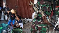 Untuk menghindari penjarahan itu beberapa prajurit TNI dikerahkan di pasar tersebut.