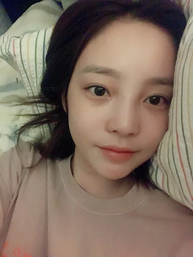 Mantan personel girlband KARA ini rajin merawat kulit dari dalam. Ia rutin minum jus spesial racikannya sendiri setiap hari. Jus ala Goo Hara terdiri dari campuran pisang, almond, blueberry, walnut dan susu. Foto: Instagram/@koohara__