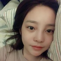 Mantan personel girlband KARA ini rajin merawat kulit dari dalam. Ia rutin minum jus spesial racikannya sendiri setiap hari. Jus ala Goo Hara terdiri dari campuran pisang, almond, blueberry, walnut dan susu. Foto: Instagram/@koohara__