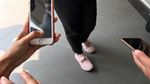 Foto: Sepatu Kets Pink Menlu Retno yang Dipakai Sambut Tamu Negara