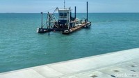 detikFinance mendapat kesempatan untuk melihat langsung proyek ini. Adapun proyek yang ditinjau ialah fase IA salah satu bagian dari Makassar New Port.