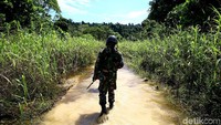 Tak berjalan cukup jauh tim Tapal Batas bersama TNI langsung disambut dengan medan berlumpur.