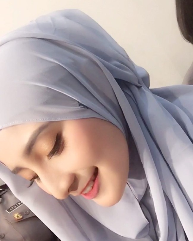 Gayanya saat tidak berseragam pun tak kalah menarik perhatian. Ia sering tampil modis dengan berbagai macam gaya hijab. Foto: Instagram/adelianirwanaa