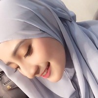 Gayanya saat tidak berseragam pun tak kalah menarik perhatian. Ia sering tampil modis dengan berbagai macam gaya hijab. Foto: Instagram/adelianirwanaa