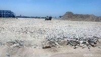 Dari pantauan, jalan akses dari pintu masuk menuju dermaga memang sudah terlihat. Jalan tersebut tidak terlalu jauh, sebagian di beton dan sebagian masih berupa tanah.