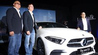 Mercedes-Benz CLS diperkuat oleh mesin empat silinder in-line terbaru yang terelektrifikasi secara sistematis dengan fitur EQ Boost (starter/generator terintegrasi) dan sistem listrik onboard 48 volt. 