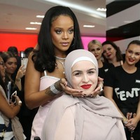 Pelantun lagu We Found Love ini memperlihatkan hasil karyanya, setelah mendandani wanita berhijab dengan foundation dan lipstik warna merah. Foto: Getty Images