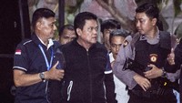 Momen saat Setiyono tiba di Gedung KPK, Jakarta, Jumat (5/10/2018). Wali Kota Pasuruan itu diduga menerima suap proyek di Pemkot Pasuruan, Jawa Timur. Antara Foto/Aprillio Akbar.