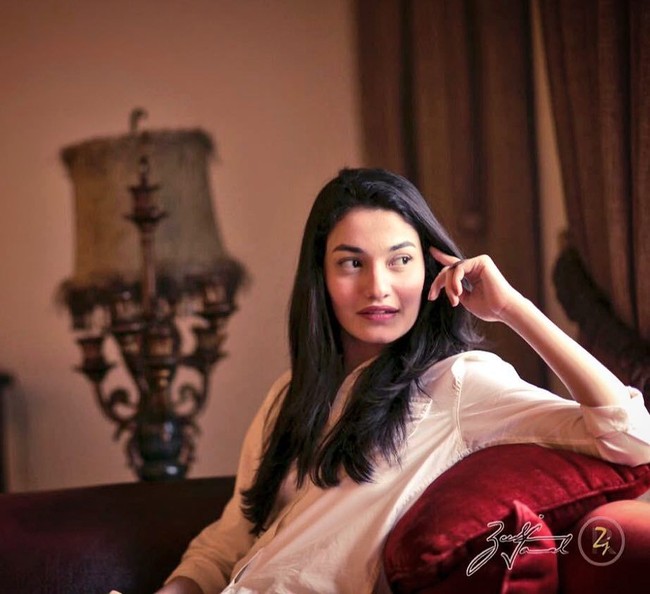 Saat kepopulerannya tengah mencapai puncak, Muniba Mazari mendapat cobaan baru. Mantan suaminya tiba-tiba saja menuduhnya melakukan kebohongan. Khurram Shahzad mengklaim cerita Muniba soal kecelakaan tidak sesuai fakta. Seperti dikutip Express Tribune, menurutnya yang justru tidur saat kecelakaan adalah Muniba, sementara dia menyetir kendaraan. Dan Khurram juga menyebut Muniba telah melakukan pencemaran nama baik terhadapnya. Foto: Instagram @muniba.mazari