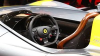Ferrari memahami lebih baik daripada perusahaan lain bagaimana membuat mobil sport mewah menjadi objek yang diinginkan. Para desainer menggunakan teknologi canggih dan bahasa desain yang menarik secara emosional untuk menciptakan pengalaman berkendara yang tidak tertandingi dan suatu memorable event yang personal bagi konsumen, ujar Pendiri dan CEO Red Dot Award, Profesor Dr. Peter Zec. Foto: Pool (motor1)