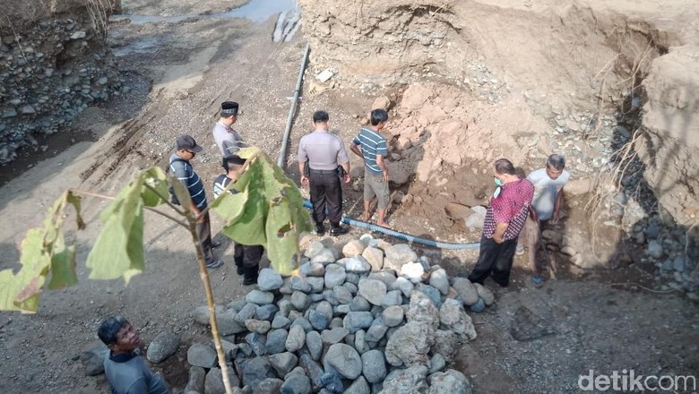 Seorang Pemuda di Trenggalek Ditemukan Tewas Tertimbun Longsor Seorang Pemuda di Trenggalek Ditemukan Tewas Tertimbun Longsor