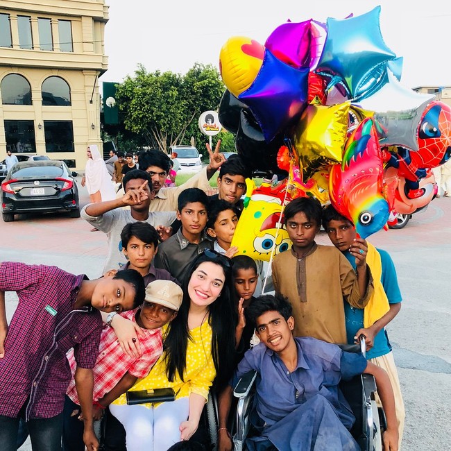 Muniba Mazari itulah nama aktivis, seniman dan model Pakistan yang begitu dicintai di negaranya. Dia sampai mendapat julukan The Iron Lady of Pakistan karena kisah hidupnya yang meskipun duduk di kursi roda tetap menginspirasi dengan segala kiprah kemanusiaannya dan semangat hidupnya. Foto: Instagram @muniba.mazari