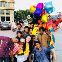 Muniba Mazari itulah nama aktivis, seniman dan model Pakistan yang begitu dicintai di negaranya. Dia sampai mendapat julukan The Iron Lady of Pakistan karena kisah hidupnya yang meskipun duduk di kursi roda tetap menginspirasi dengan segala kiprah kemanusiaannya dan semangat hidupnya. Foto: Instagram @muniba.mazari
