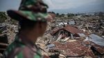 Momen Saat Anggota TNI Evakuasi Korban Gempa yang Tertelan Bumi