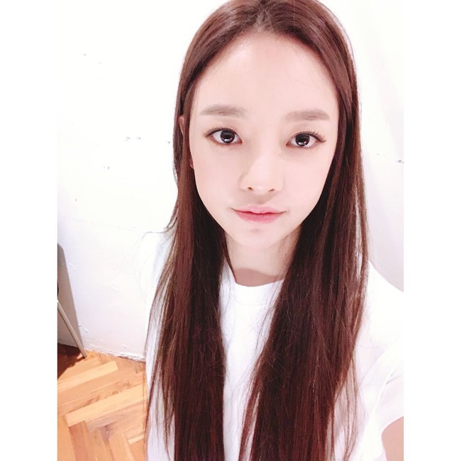 Goo Hara juga rajin merawat kulitnya dengan bahan-bahan alami. Wanita 27 tahun yang sedang terlilit kasus penganiayaan dan skandal video seks itu mengandalkan irisan ketimun segar sebagai masker wajah. Foto: Instagram/@koohara__